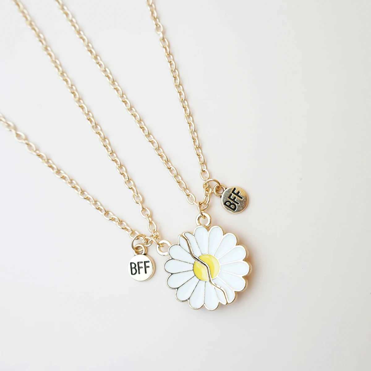 2 Pcs/set Best Friends Pendant Necklace For Women Magnetic Adjustable Rainbow Daisy Lover Broken Heart Chain BFF Jewelry Gifts W250618