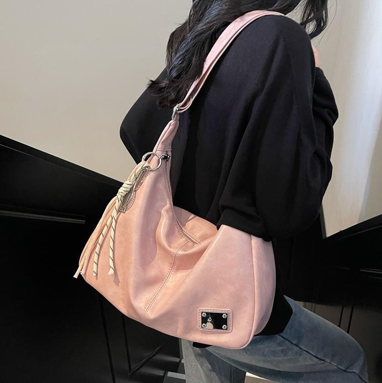 Free shipping designer Casual Bag for Women 2025 New Hot Style Simple Versatile Fashion Shoulder Bag Crossbody Bag Large Capacity Tote Bag