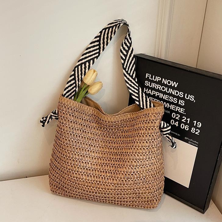 Free shipping designer Straw Woven Bag for Women 2025 New Beach Vacation Woven Bag Commuter Shoulder Bag Large Capacity Tote Bag