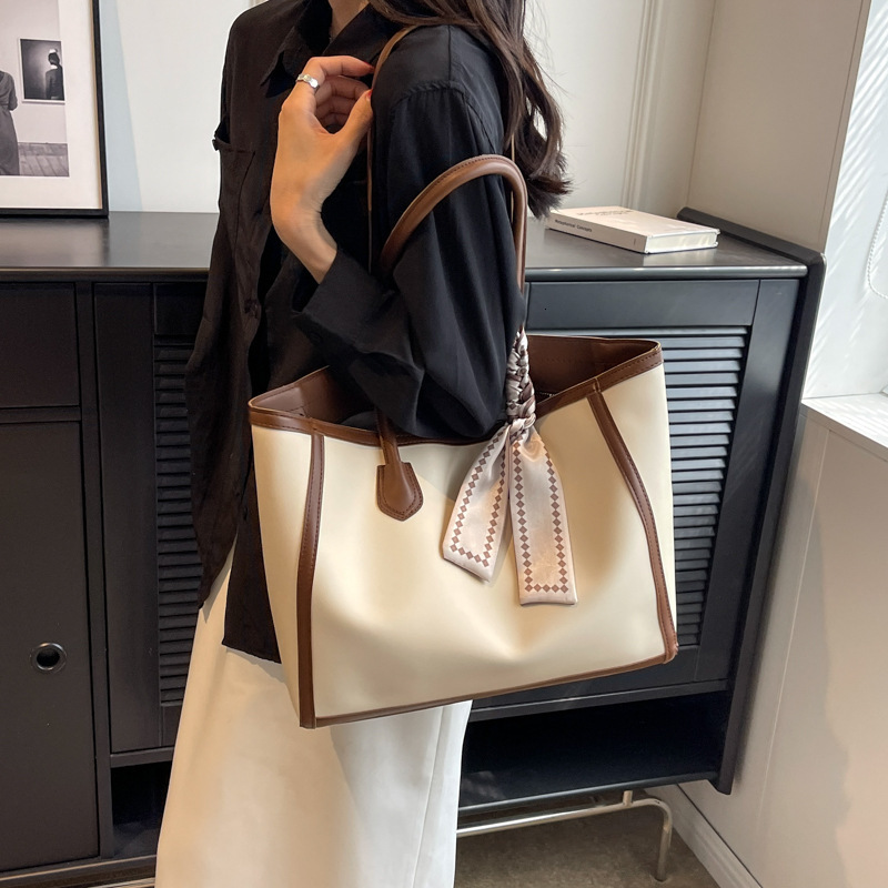 Free shipping designer Bag High-End Simple Color-Block Large Bag Women Bag 2025 New Versatile Trendy Shoulder Bag Large Capacity Commuter Tote Bag