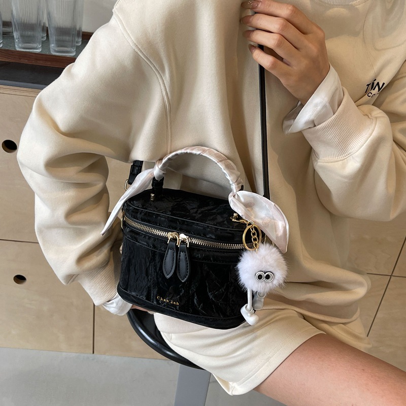 Free shipping designer Bag High-End Simple Versatile Women Bag 2025 Spring Summer New Niche Design Bucket Bag Korean Style Handbag Shoulder Bag