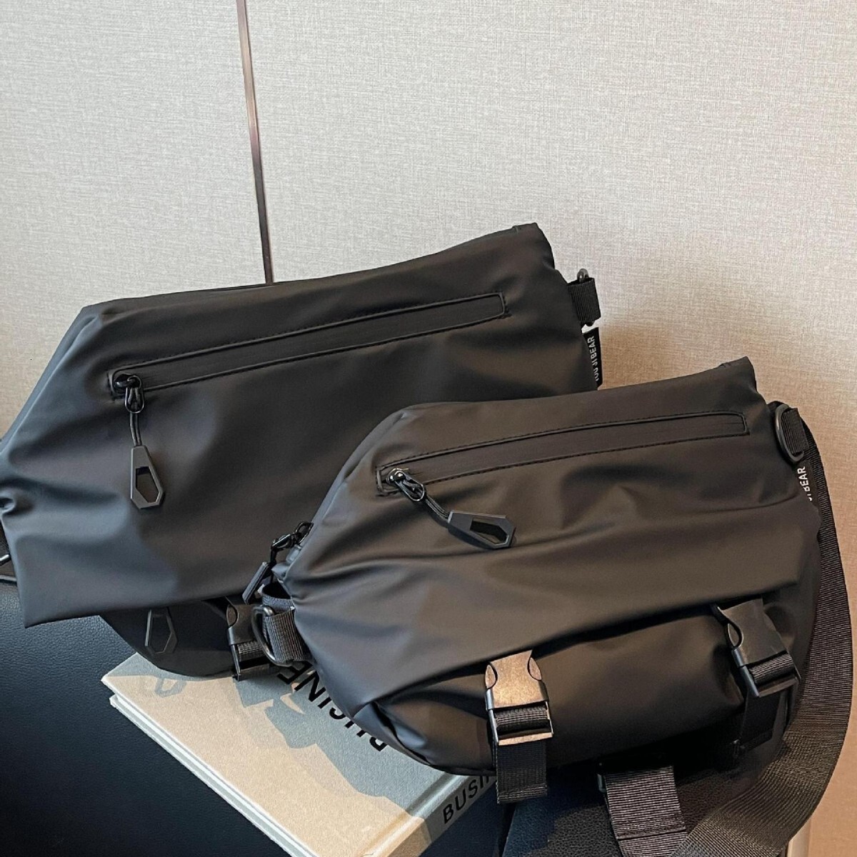 Free shipping designer Hong Kong Style Niche Messenger Bag for Women 2025 New Casual Waterproof Black Crossbody Bag Large Capacity Simple Shoulder Bag