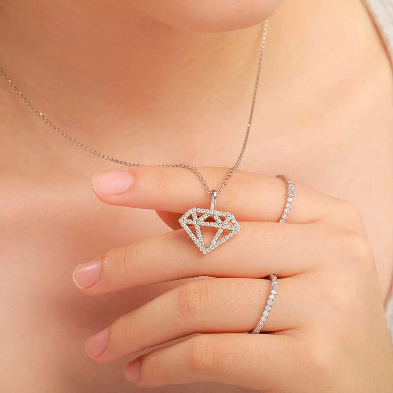 Luxury 925 Sterling Silver Moissanite Diamond Silhouette Pendant Elegant Hip Hop Fashion Iced Charm Necklace