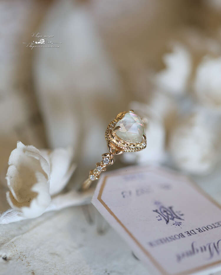 Gestern Yesterday's Enchanting Radiance Like a Dream Natural Color Shell White Crystal Collage Light Luxury Ring