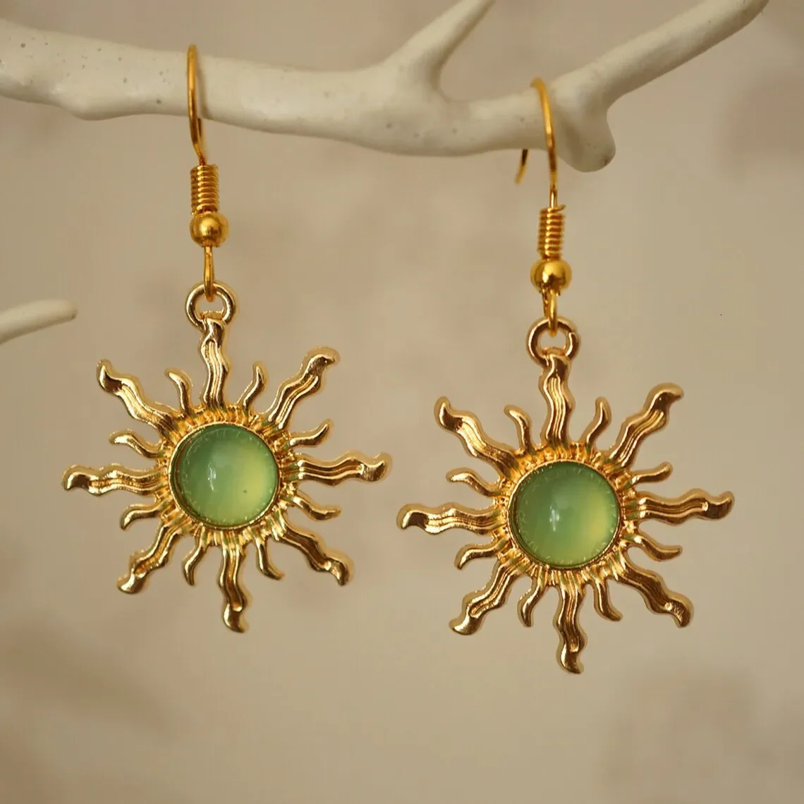Vintage Sun Earring Fashion Bohemian Jewelry Accessories Green Stone Gothic Gold Color Sun Pendant Cold Wind Ear Hook 250617