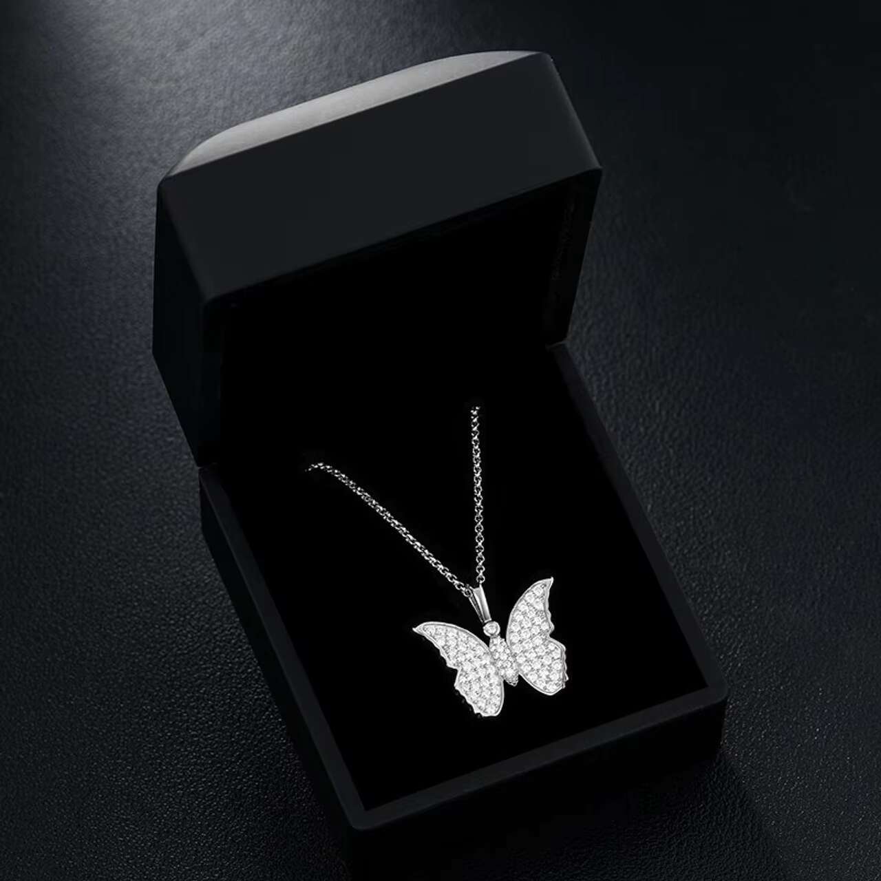 Luxury Womens 925 Iced Blinged Moissanite Necklace Elegant Butterfly Pendant Solid Casual Fashion Jewelry New Design