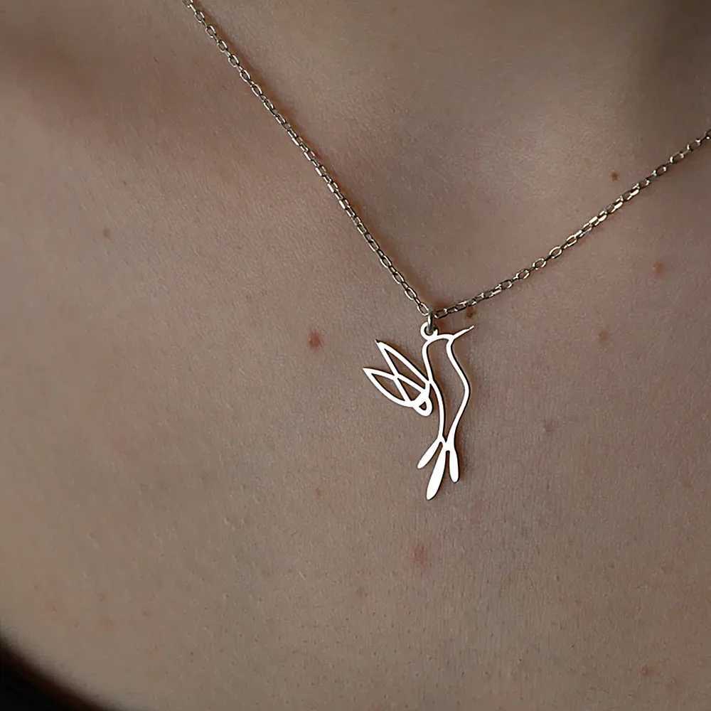 Stainless Steel Hummingbird Necklaces Pendants Silver Color Metal Polished Hollow Bird Necklace for Women Collares W250618