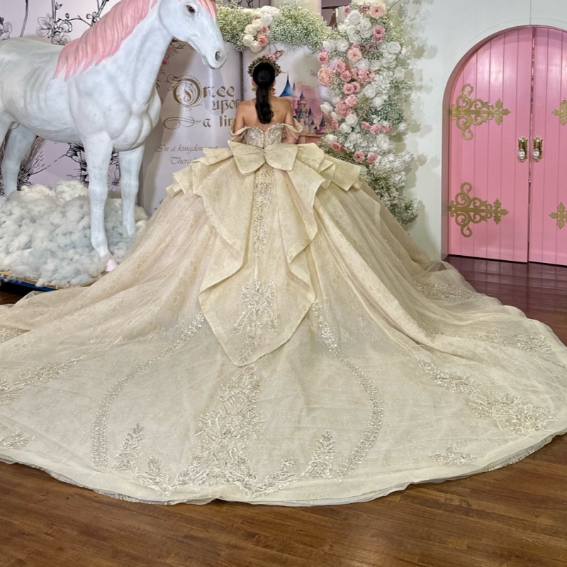 Champagne Shiny Quinceanera Dresses Ball Gown Off The Shoulder Applique Lace Beading Crytal Bow Tull Sweet 16 Dress Vestidos 15 De Anos