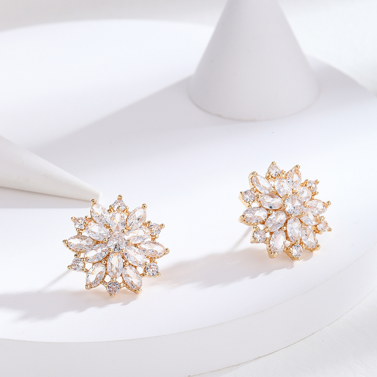 Minimalist Fresh Japanese and Korean Style for Women Inlaid Zircon, Unique Design Snowflake Earrings with Full Personality
