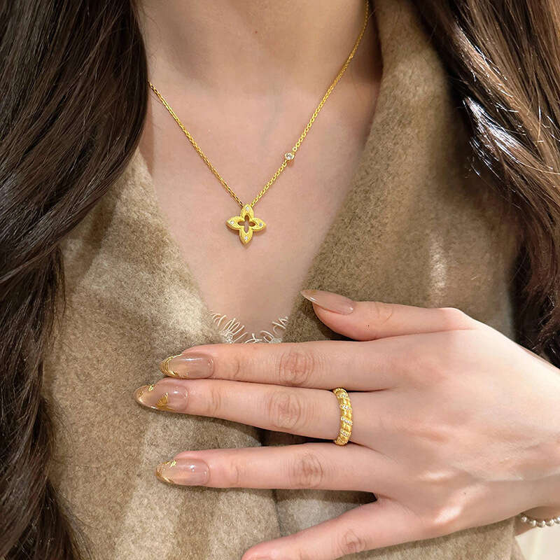 Luxury jewelry designer hollowed out brushed clover Bubu Style Necklace for Women 2025 New Heavy Craft Hollow Micro-Inlaid Four-Leaf Clover Clavicle C