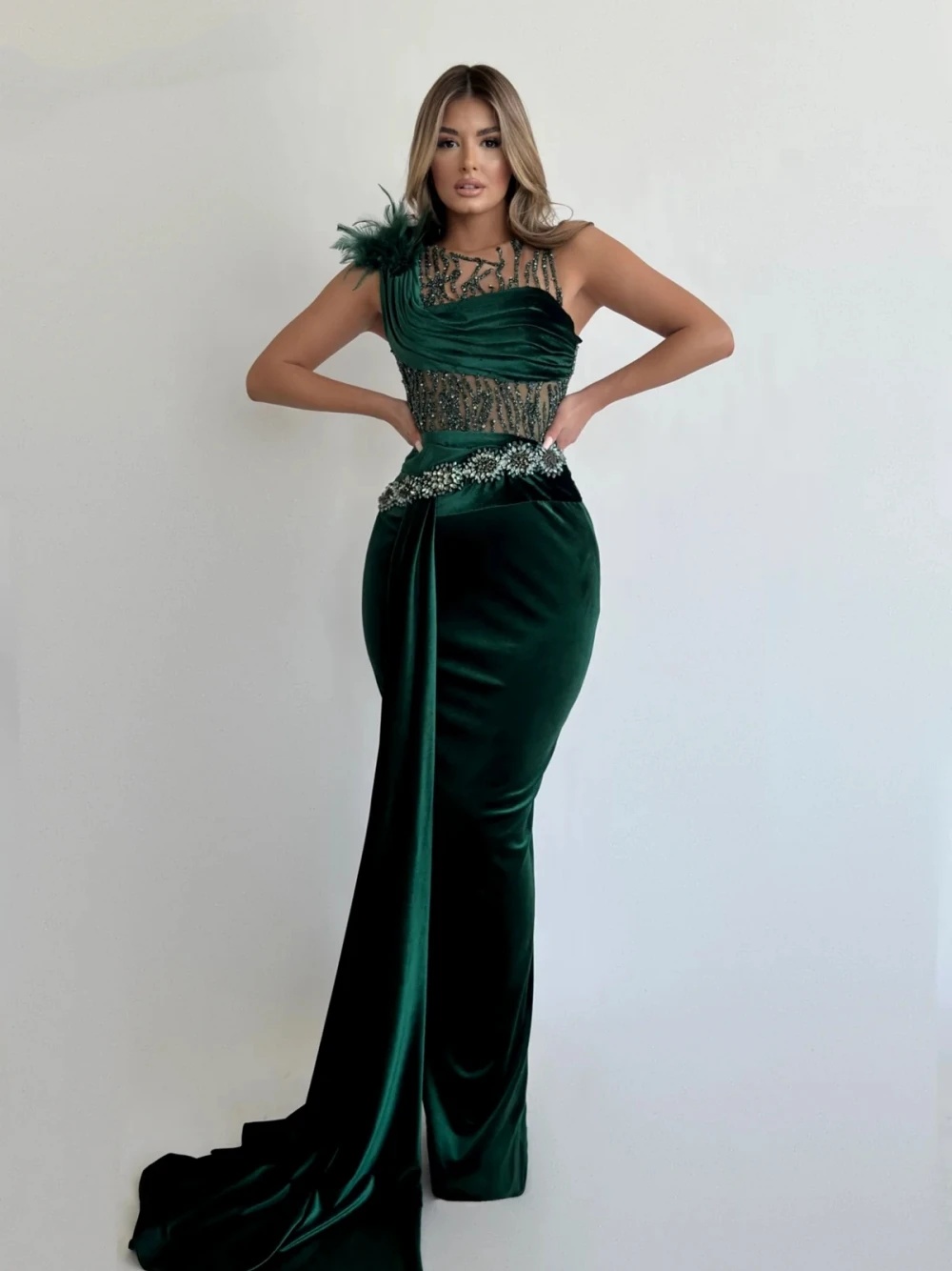 Classic Velvet Evening Dresses Appliques Feather Gown Jewel Neck Sleeveless Sweep Train Dress Party Customized Dress