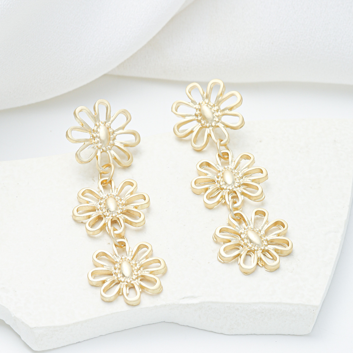 Wind Flower Light High-end Gold Stamen Design Earrings Ear Studs