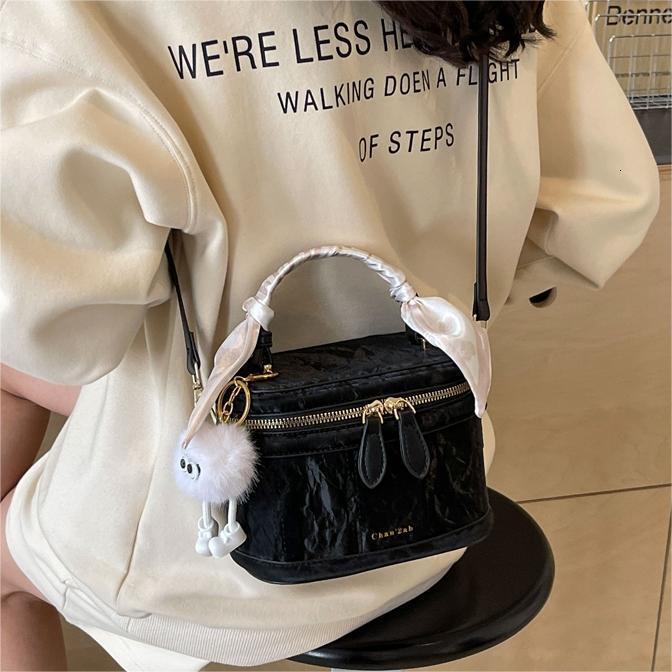 Free shipping designer Bag High-End Simple Versatile Women Bag 2025 Spring Summer New Niche Design Bucket Bag Korean Style Handbag Shoulder Bag