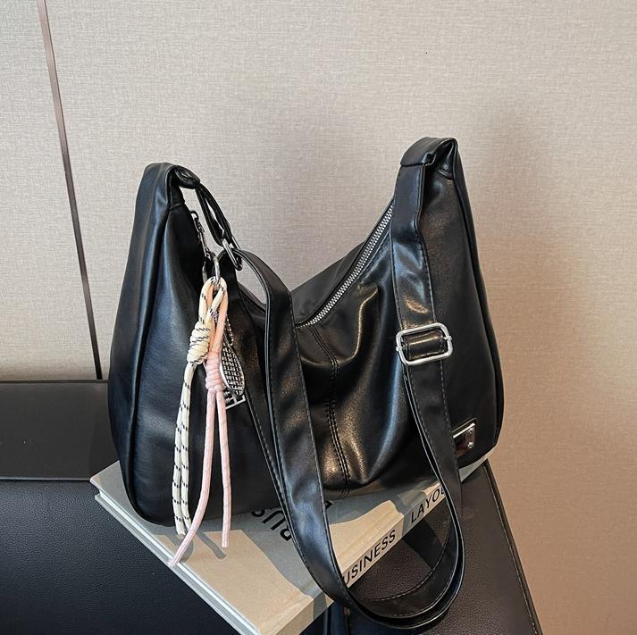 Free shipping designer Casual Bag for Women 2025 New Hot Style Simple Versatile Fashion Shoulder Bag Crossbody Bag Large Capacity Tote Bag