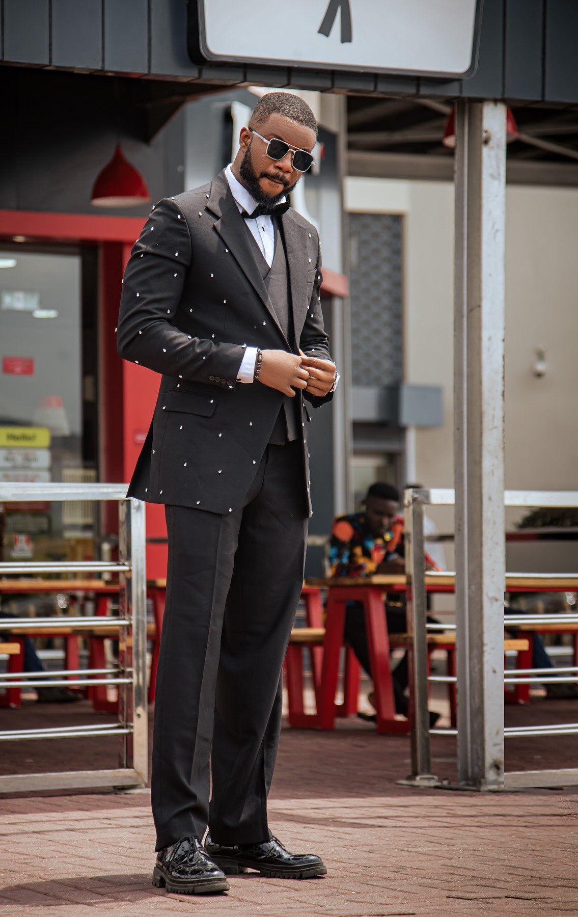 Gorgeous Men Suits 2 Pieces Set Notched Lapel Tailor-Made Jacket Rhinestone Blazer One Button Groom Customized Coat Black Pants Plus Size