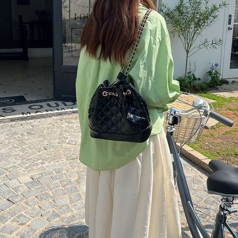 2025 New Fashionable Chain Elegant Stylish Bucket Quilted Backpack New Trendy Small Style Crossbody Bag