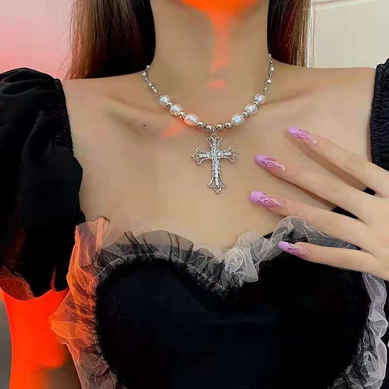 2025 Luxury Premium Niche Sweet-Cool Cross Pearl Pendant Trendy Hip Hop Y2K Sweater Clavicle Statement Chain for Women Silver fashion jewelry necklace