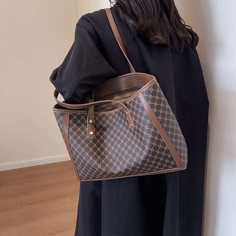 High-end Fashionable Versatile Handbag for Women 2025 New Trendy Internet Celebrity Shoulder Large Capacity Tote Bag