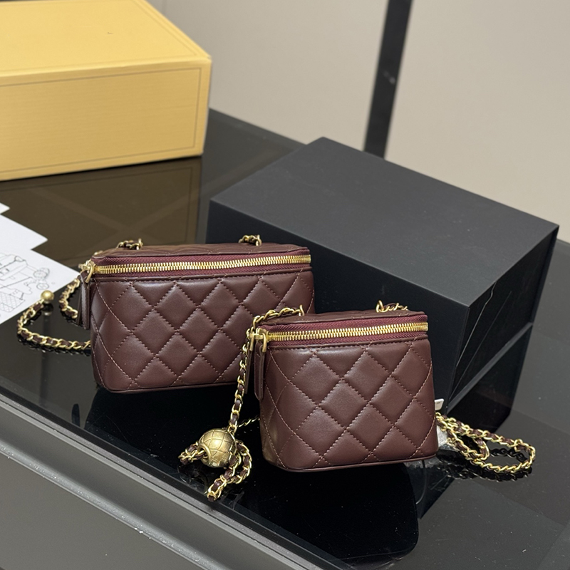 11CM 17CM Lambskin Gold Ball Stylish Vanity Bag With Diamond Plaid Hardware Matelasse Chain Crossbody Makeup Box Cosmetic Case Women Designer Card Holder Pouch