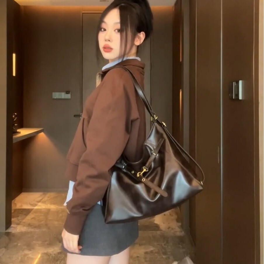 Free Shipping Designer Milad Large Capacity Luxury bag Bag for Women 2024 New Autumn Casual Versatile Backpack Commuter Tote Bag