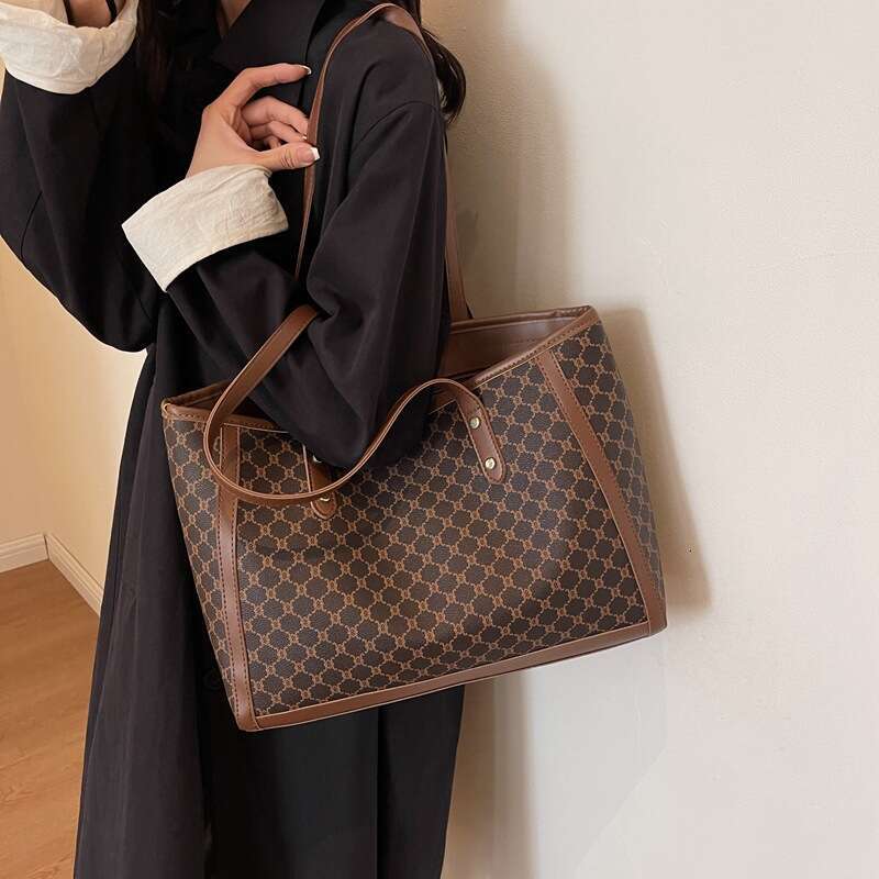 High-end Fashionable Versatile Handbag for Women 2025 New Trendy Internet Celebrity Shoulder Large Capacity Tote Bag