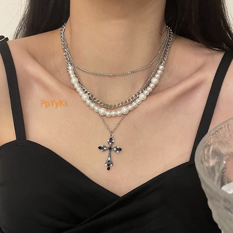 2025 Luxury Premium Unique Multilayer Cross Pearl Niche Design Ins Hip Hop Trendy Cool High End Clavicle Statement Chain for Women