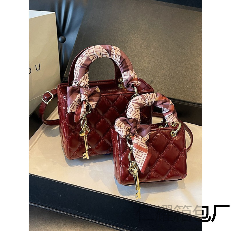 Free Shipping 2025 New Designer Fashionable High-quality Shopping Bags High-end Solid Color Key Pendants Small And Large Women's Handbags