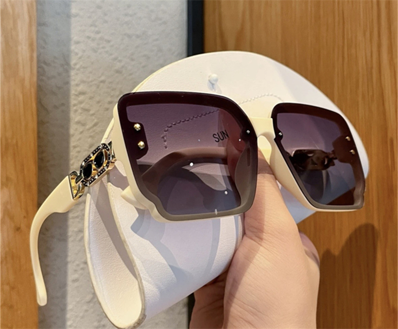 free shipping designer Sunglasses for woman and men Anti-UV classic Rectangle beach black white Adumbral