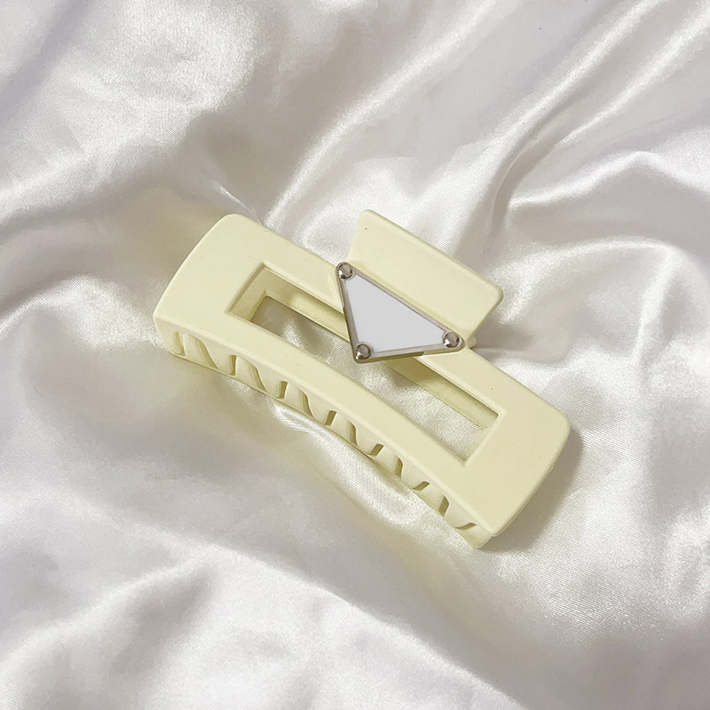 Luxury Designer for woman Designer Barrettes Triangle Letter Women Brand Letter Hairclips Fashion Girls Shark Hairpin Headwear Hair Accessories Free S