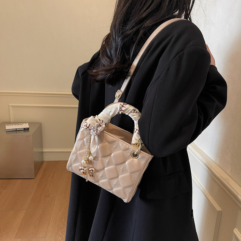 Free Shipping 2025 New Designer Bag Trendy Simple Solid Color Pearl Pendant Women's Handbag Fashion High Quality Shopping Bag