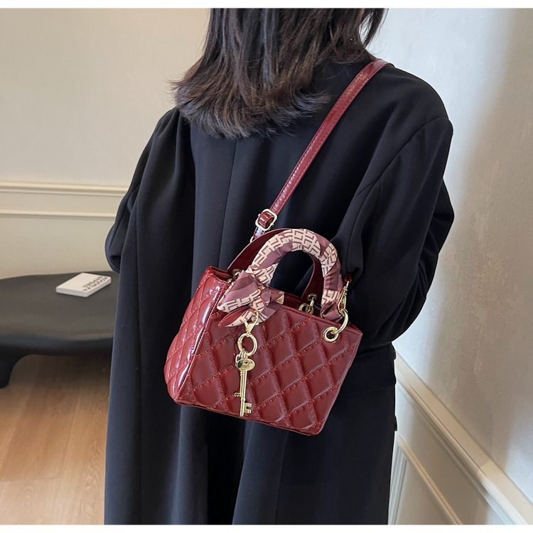 Free Shipping 2025 New Designer Bag High-end Solid Color Patent Leather Multifunctional Women's Handbag Fashionable And High-quality Shopping Bag
