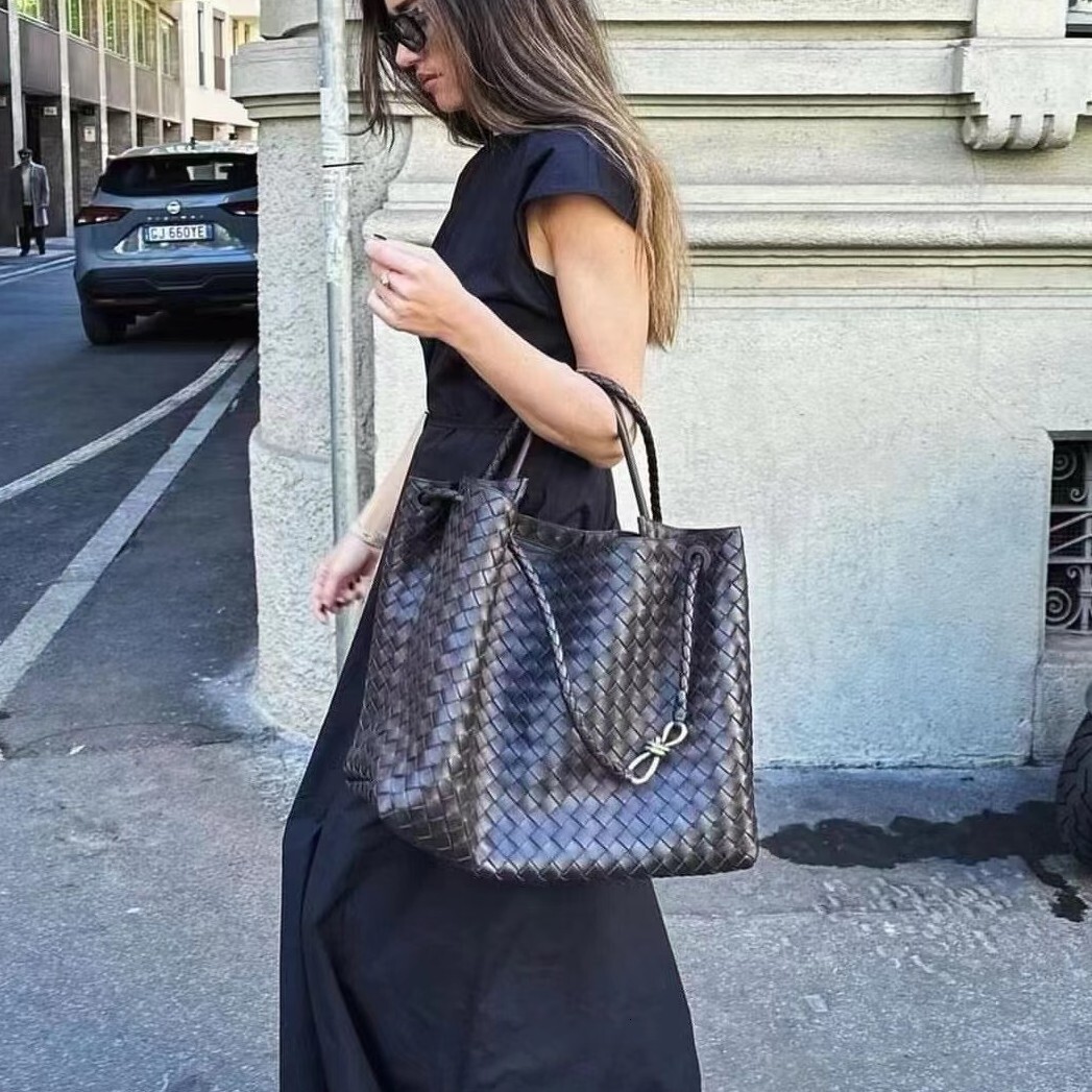 Small niche design cowhide hand woven bag for women 2025 new large capacity tote bag, leather hand-held shoulder retro fashion designer bag