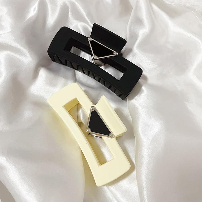 Luxury Designer for woman Designer Barrettes Triangle Letter Women Brand Letter Hairclips Fashion Girls Shark Hairpin Headwear Hair Accessories Free S