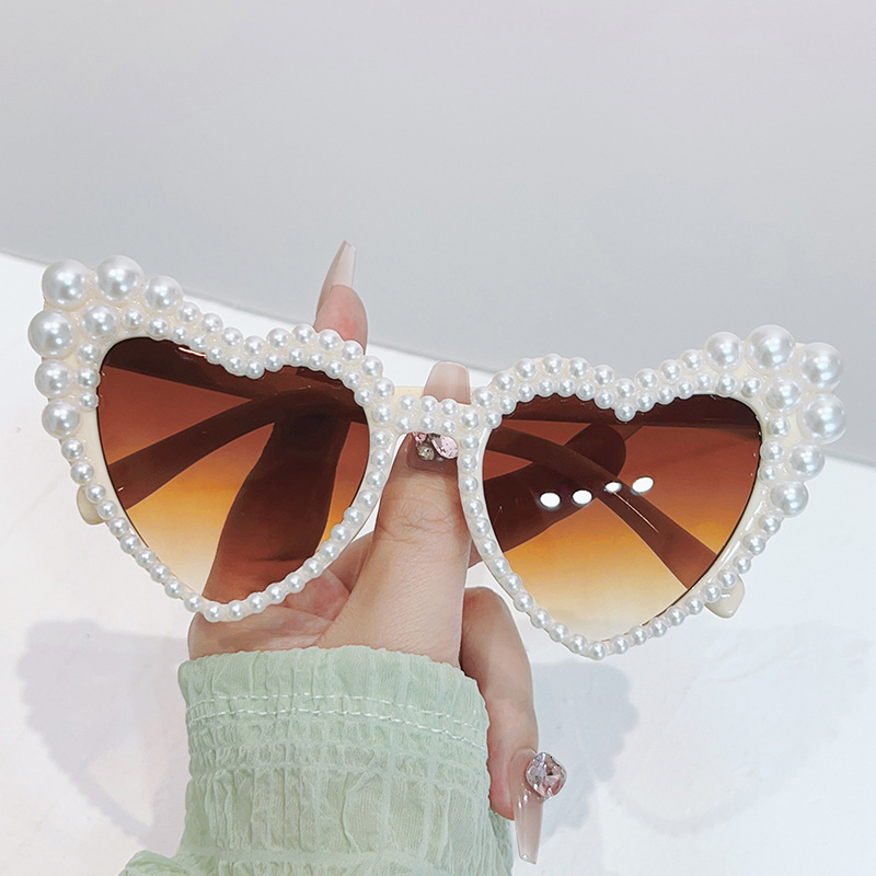 Designer brand sunglasses Oversized Frame Asymmetric Center Pearl-Inlaid Peach Heart Sunglasses UV Protection Luxury Eyewear for Women