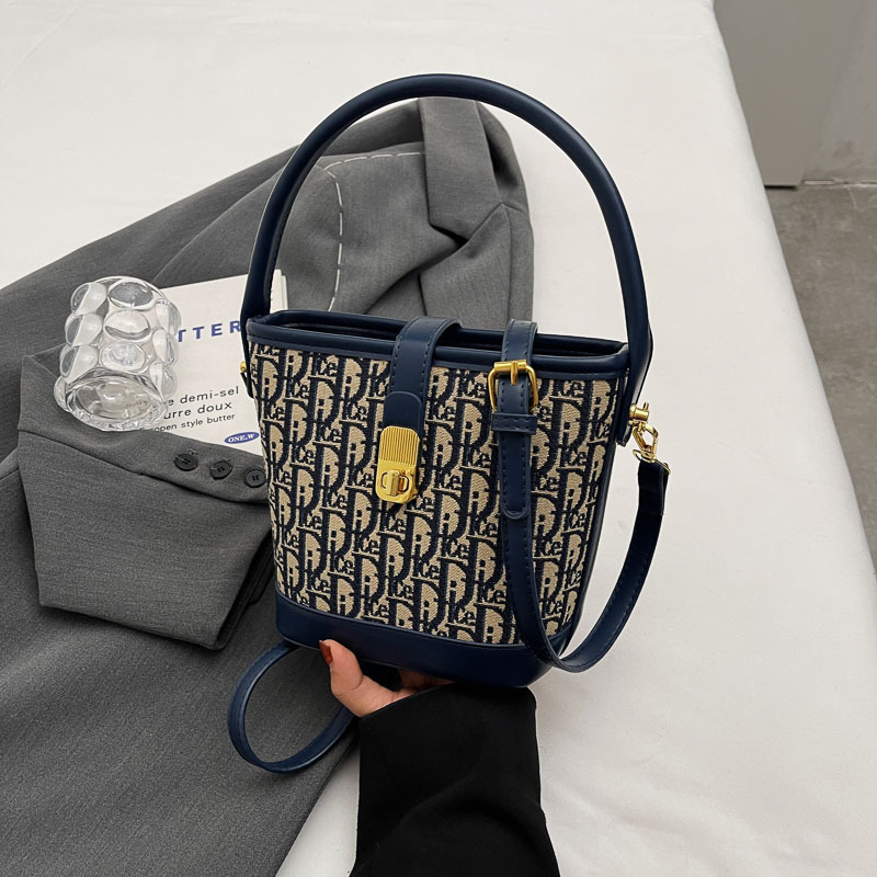 Free delivery 2025 Designer shoulder and handbag, women's skin flap, women's fashionable casual handbag, women's crossbody bag, armpit bucket bag