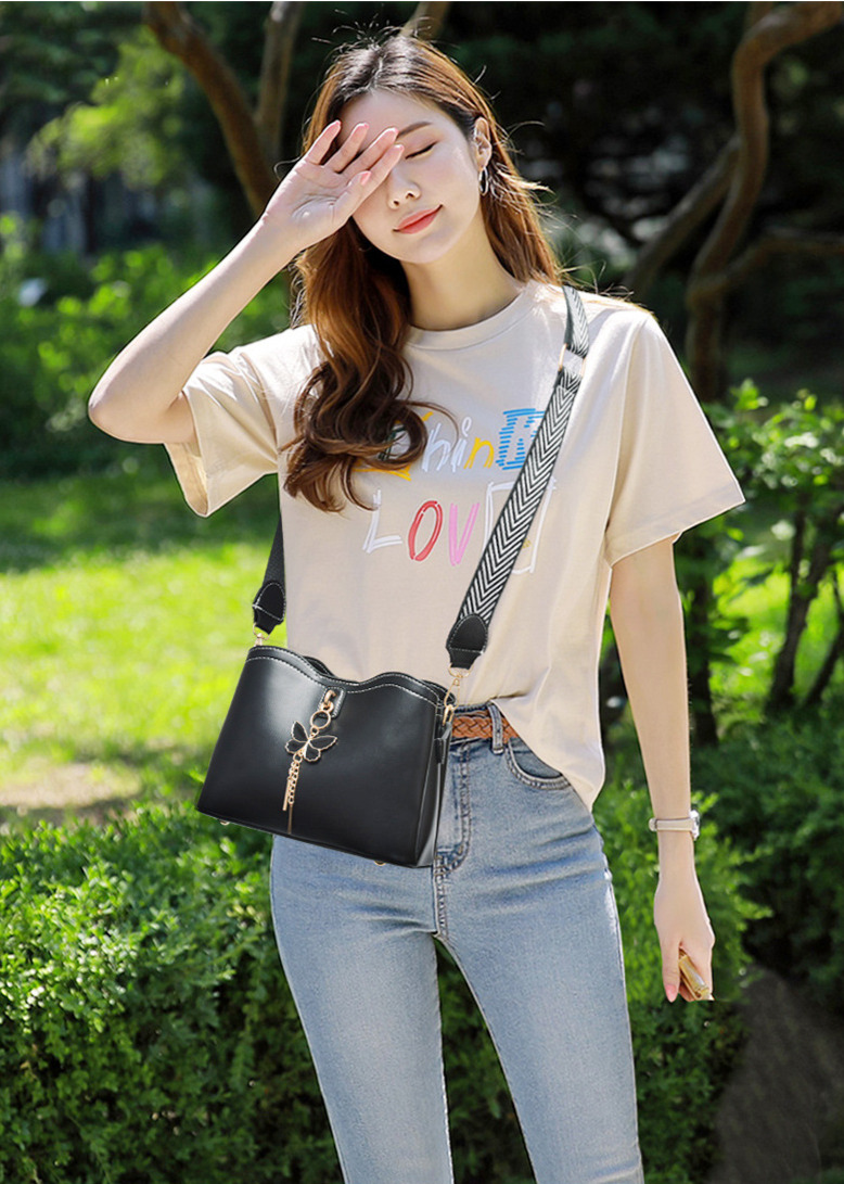 Free Shipping 2025 New Designer Bag High-end Simple Solid Color Large Capacity Bow Pendant Shell Handbag Fashionable And High-quality Shopping Bag