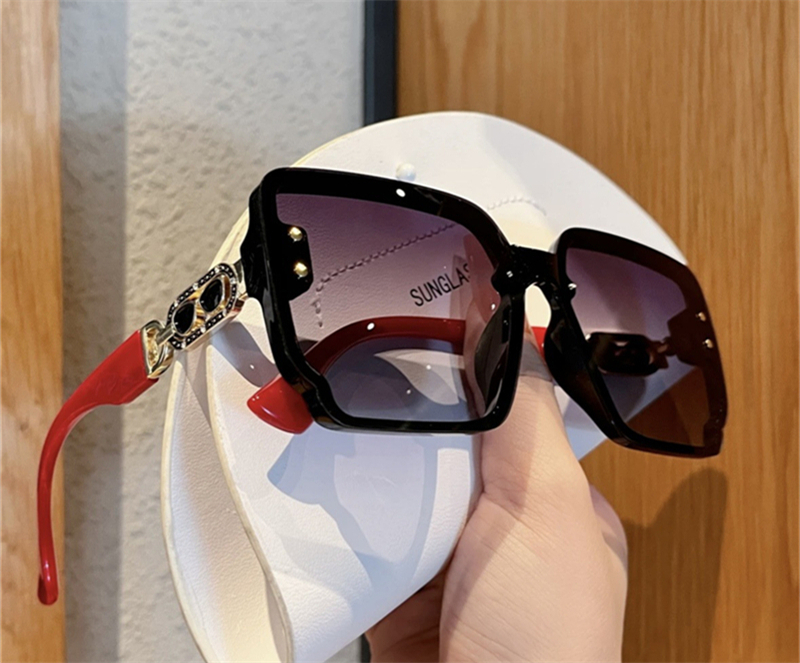 free shipping designer Sunglasses for woman and men Anti-UV classic Rectangle beach black white Adumbral