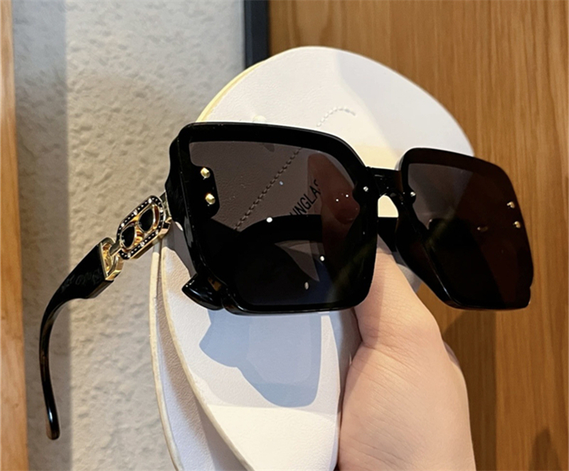 free shipping designer Sunglasses for woman and men Anti-UV classic Rectangle beach black white Adumbral