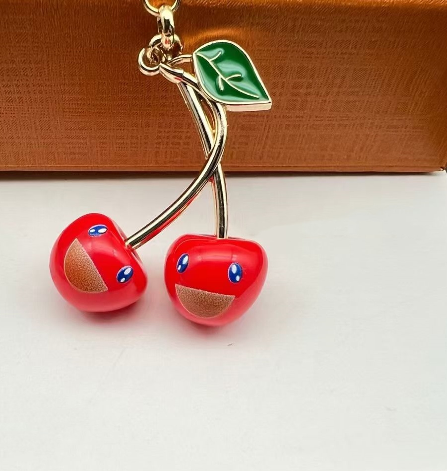 Luxurys keychain designer keychain cherry gold chain Women Buckle jewelry Keyring Bag chain couple charm Car Key good
