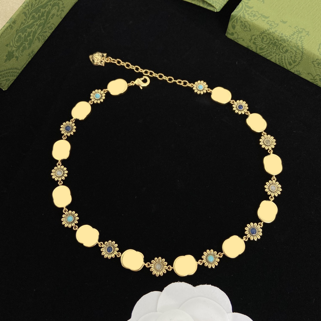 Womens Necklaces Designer 18K Gold Plated Letter Charm Necklace Luxe Jewelry Accessory Gift