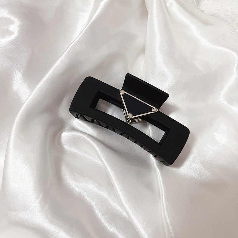 Luxury Designer for woman Designer Barrettes Triangle Letter Women Brand Letter Hairclips Fashion Girls Shark Hairpin Headwear Hair Accessories Free S