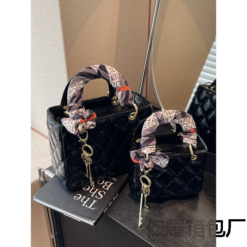 Free Shipping 2025 New Designer Fashionable High-quality Shopping Bags High-end Solid Color Key Pendants Small And Large Women's Handbags