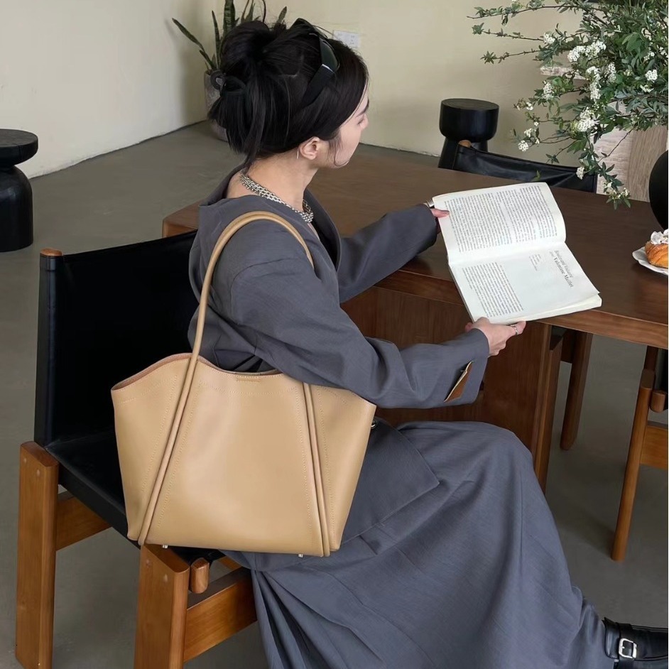 Free Shipping 2025 New Niche Soft Leather Wing Bag For Women Luxury Large Capacity Designer Bags High-end Commuter Genuine Leather Shoulder Cowhide La