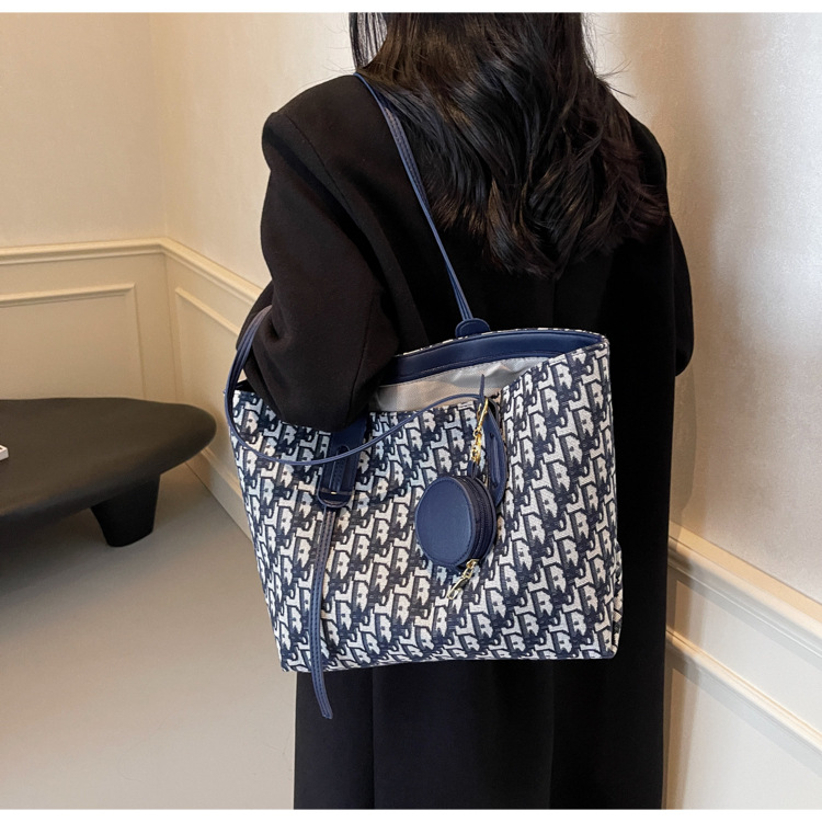 Free shipping 2025 new designer Shoulder totes Bags womans ladies flap girl lady fashion casua blue handbag women crossbody Underarm tote Bag