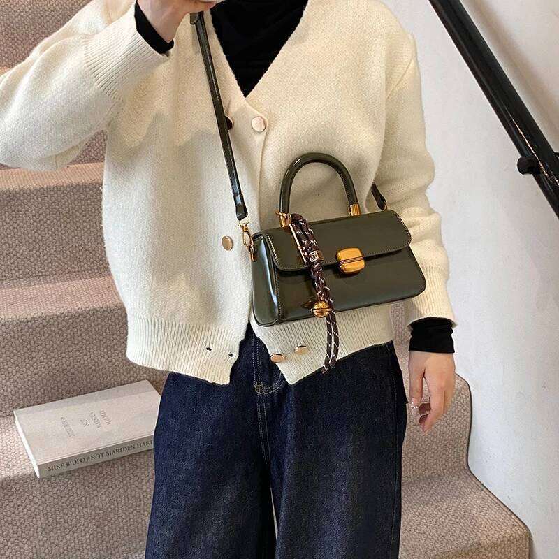 Vintage Fashion Top-Handle Bags For Women Flap Shape Shoulder Crossbody Bag With Pendant 2024 Winter New Designer Handbag