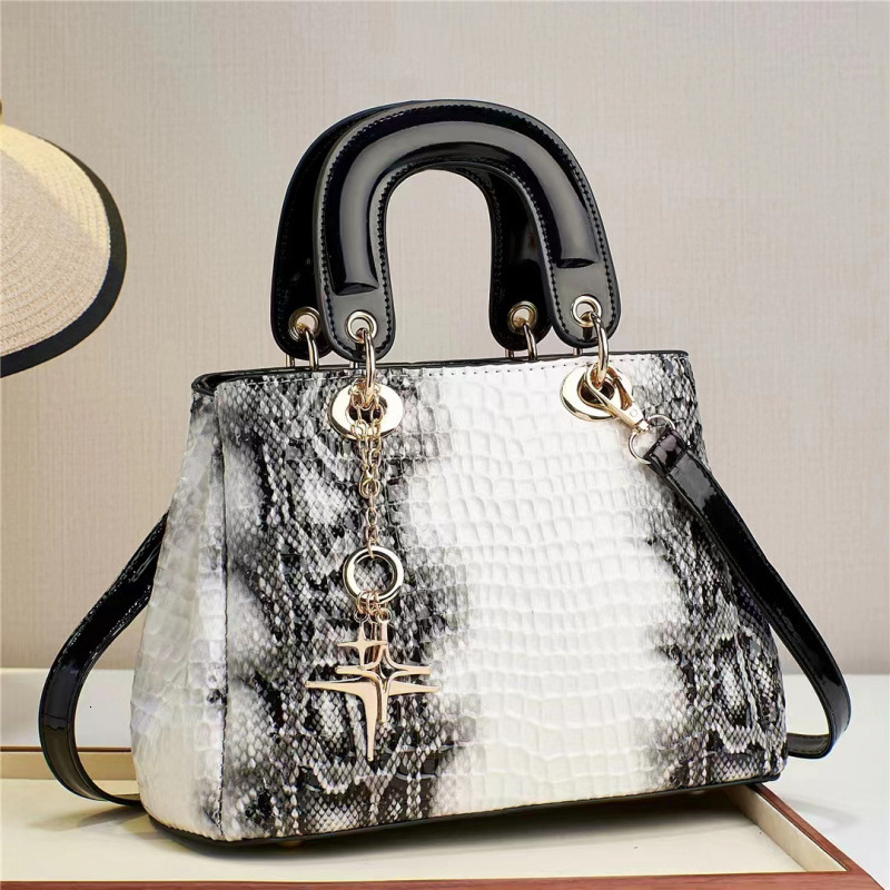 Free Shipping 2025 New Designer Bag High-end Luxury Snake Pattern Multi-color Multifunctional Women's Handbag Fashion Boutique Shopping Bag