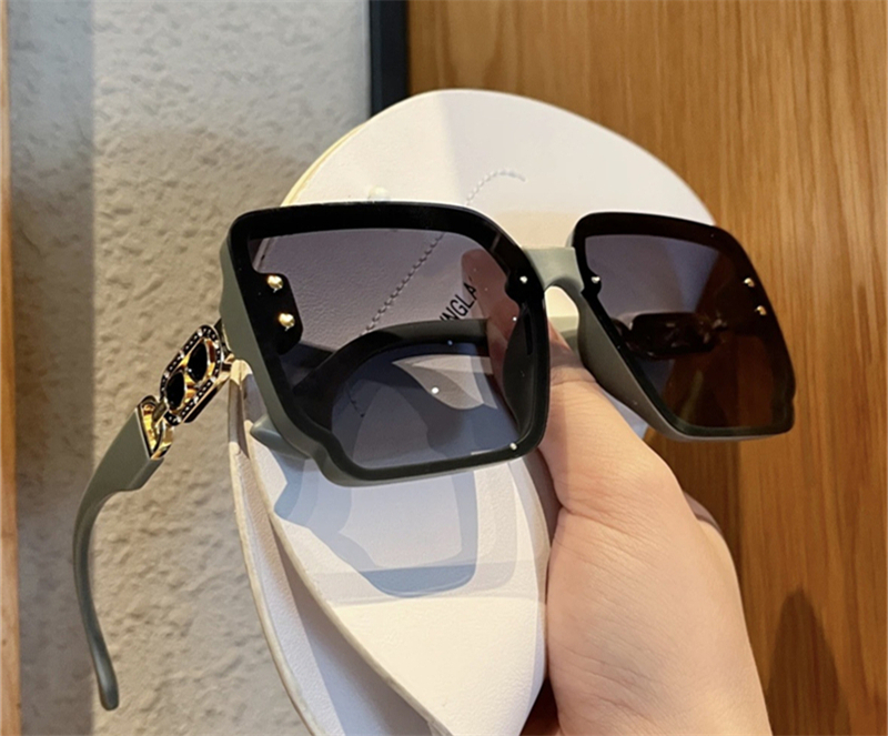 free shipping designer Sunglasses for woman and men Anti-UV classic Rectangle beach black white Adumbral