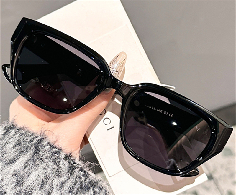 free shipping designer Sunglasses for woman and men Anti-UV daily outdoor Fashion Rectangle white black beach Adumbral