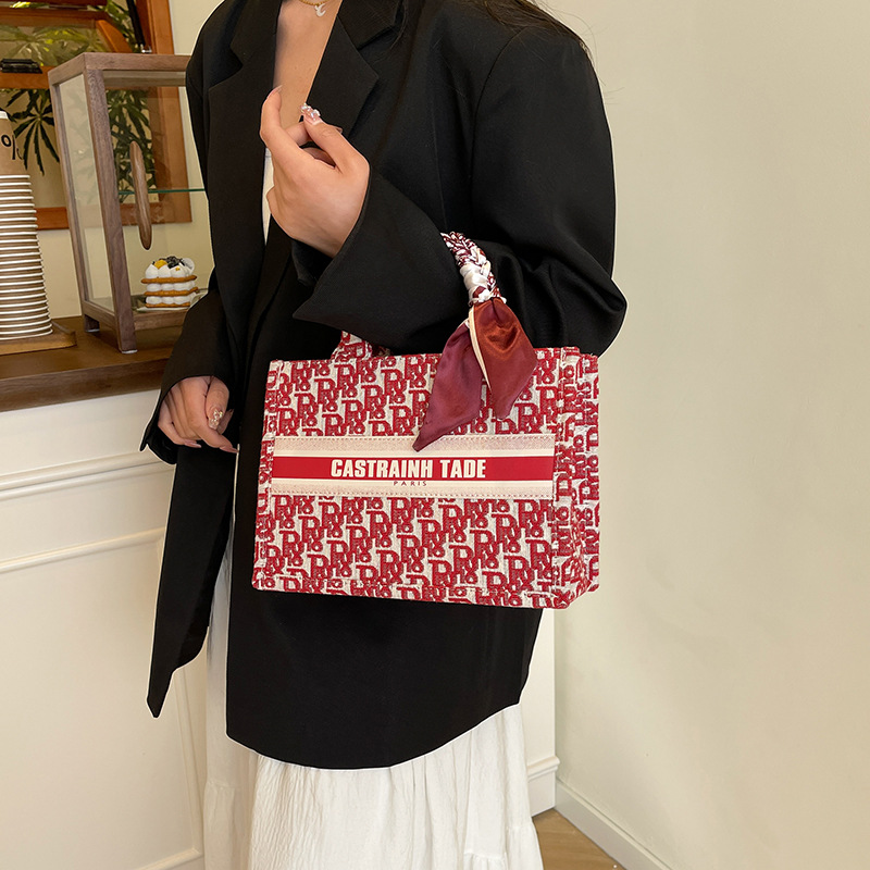 Free shipping 2025 new designer Shoulder Bags womans ladies flap girl lady Embroidered tote bag fashion casual handbag women crossbody Underarm Bag
