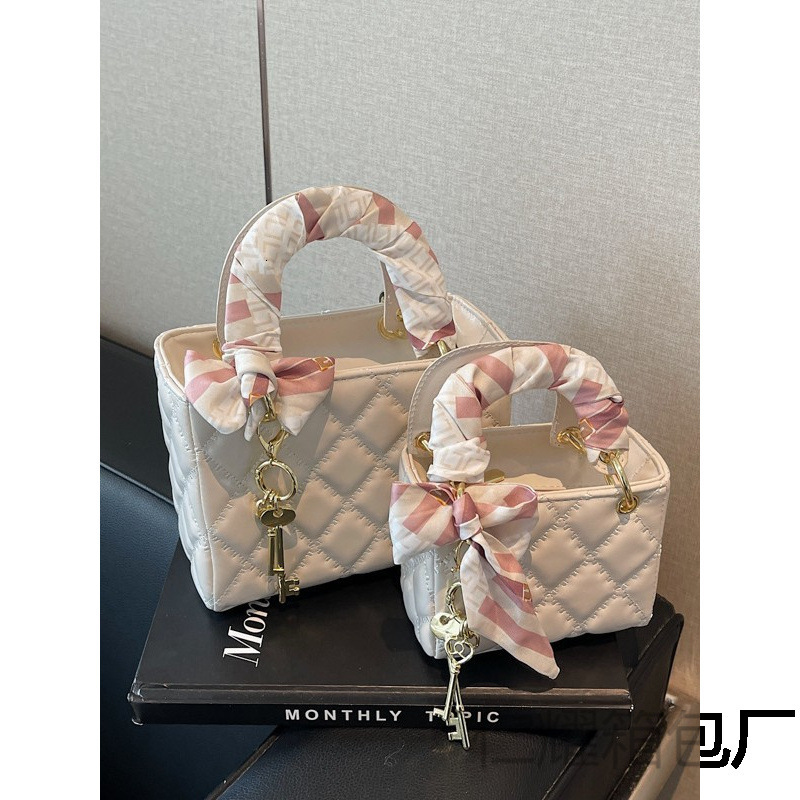 Free Shipping 2025 New Designer Fashionable High-quality Shopping Bags High-end Solid Color Key Pendants Small And Large Women's Handbags